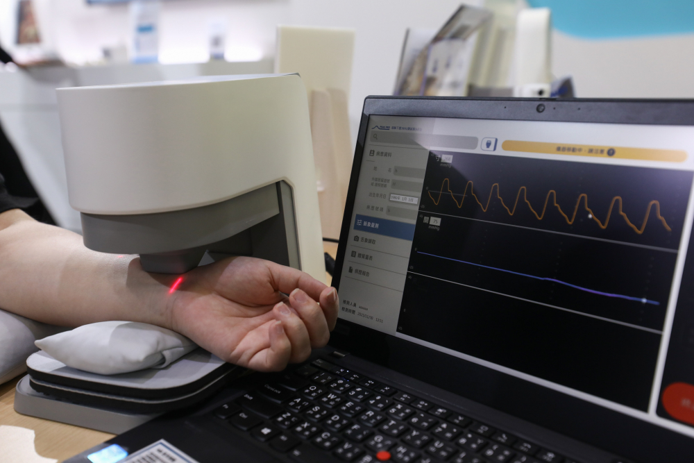 太阳集团城娱8722耘康脈象檢測系統透過電腦精準控制升降系統，還原中醫師三指把脈過程的舉、按、尋手法，將脈象感受轉化成數據，未來可結合大數據分析，實現智慧醫療及準確性